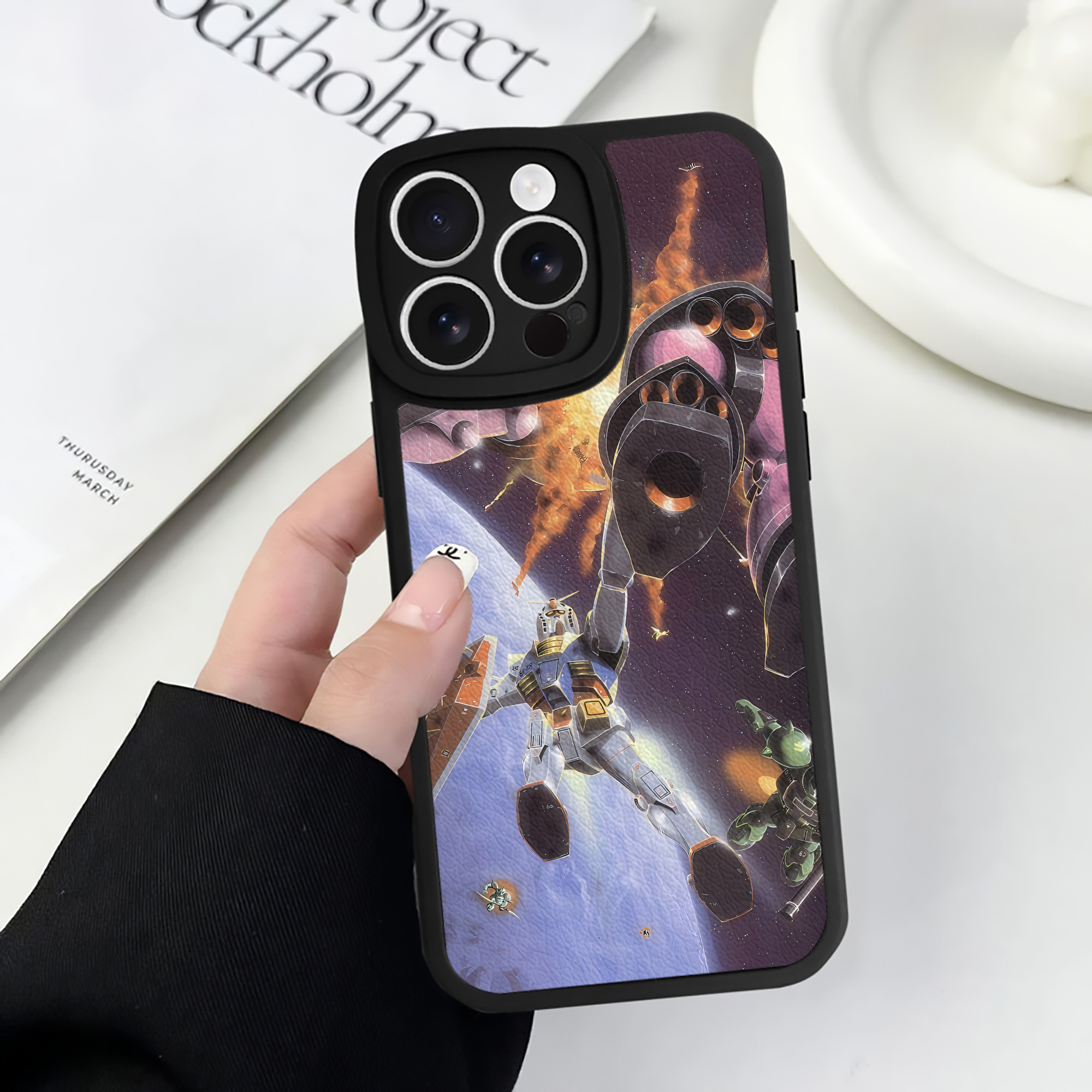 （画像用） 機動戦士ガンダム Mobile Suit Gundam 【iPhone 16シリーズ対応】シリコンスマホケース（レザー調） 材質：シリコン